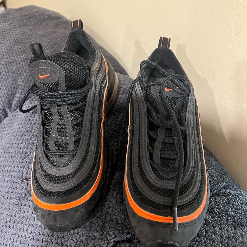 Nike Air Max Size 6 youth.